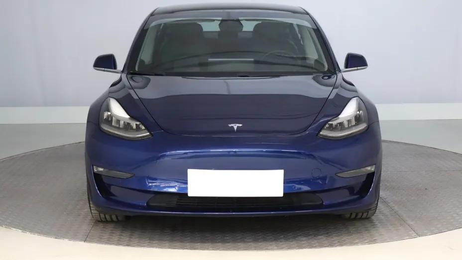 Tesla Model 3 -
