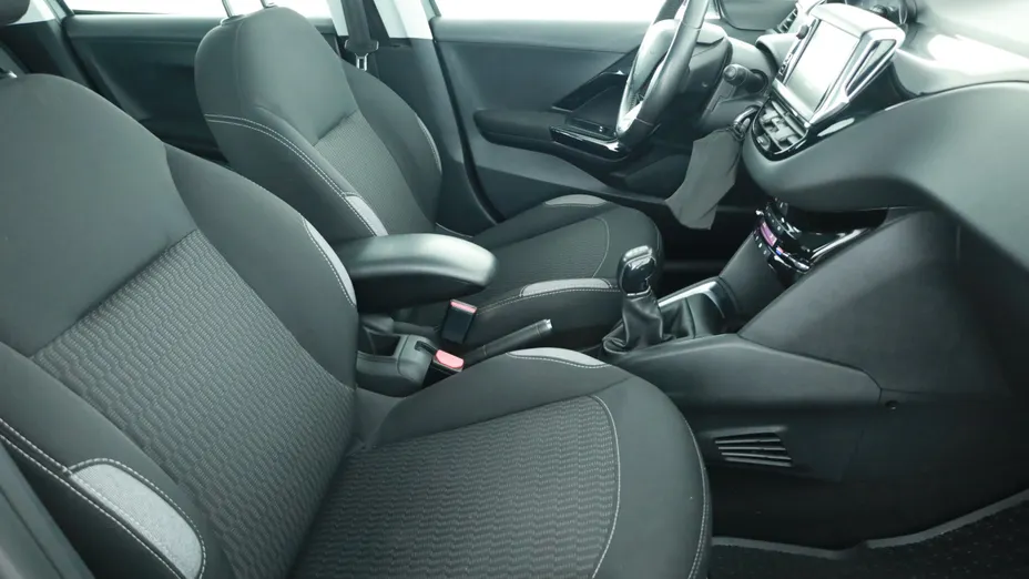 Peugeot 208 -