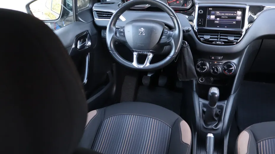 Peugeot 208 -