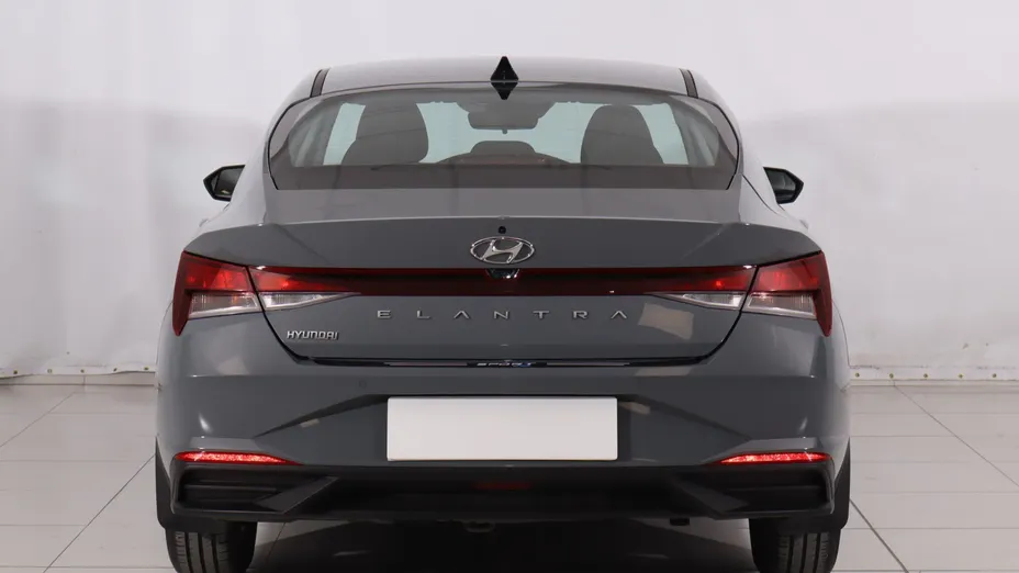 Hyundai Elantra -