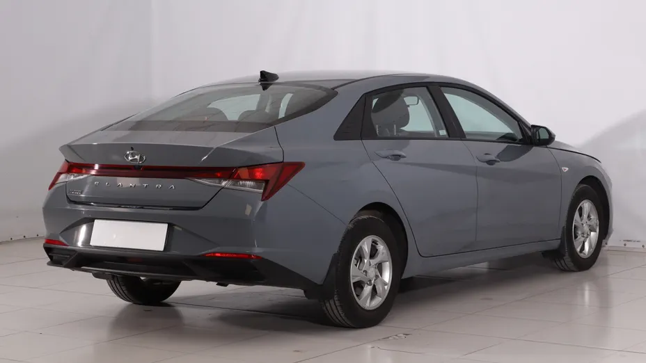 Hyundai Elantra -