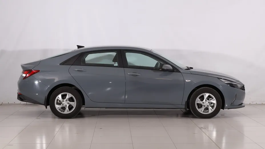 Hyundai Elantra -