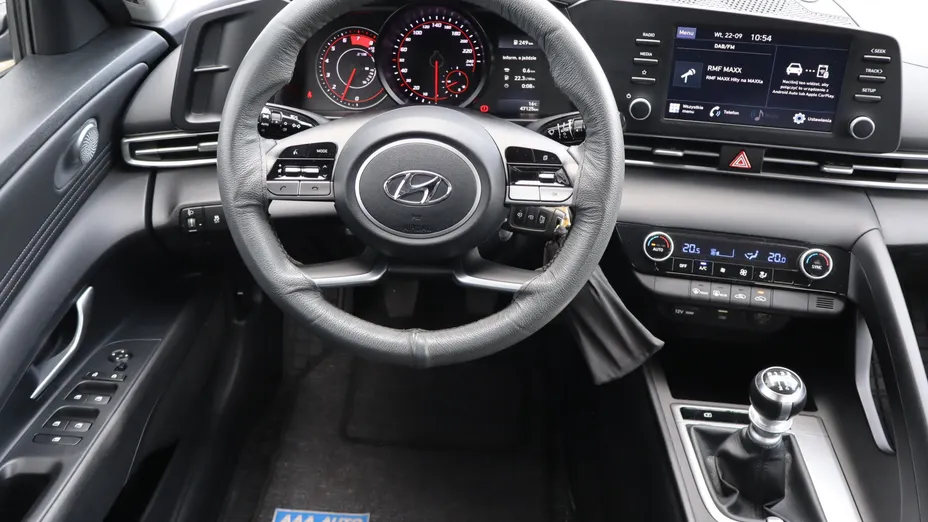 Hyundai Elantra -