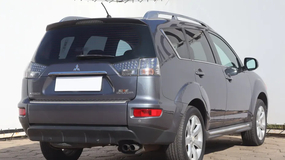 Mitsubishi Outlander -