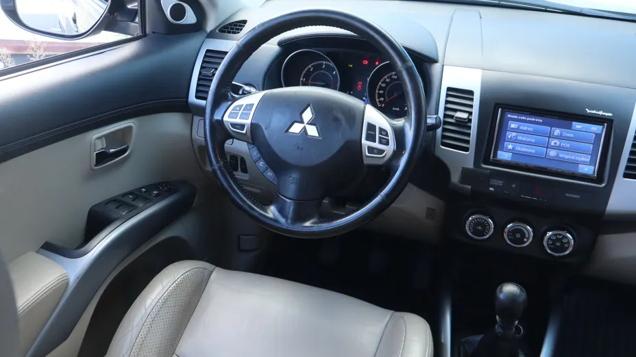Mitsubishi Outlander -
