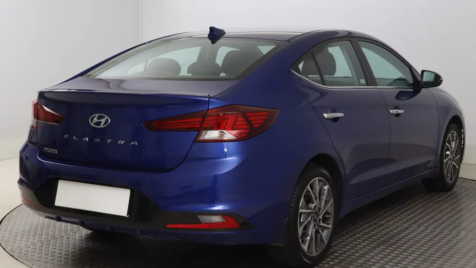 Hyundai Elantra -