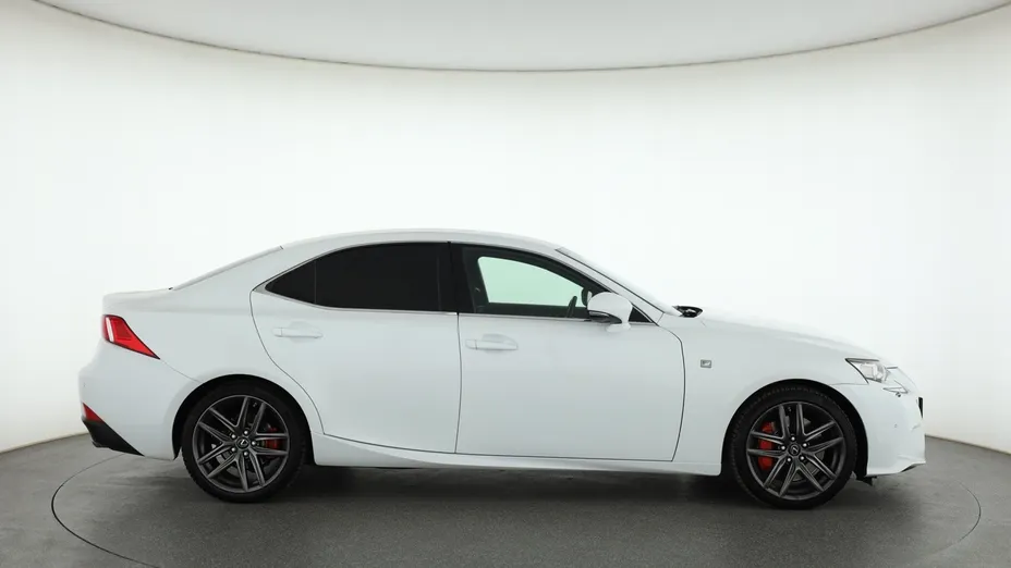 Lexus IS -