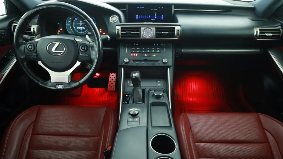 Lexus IS -