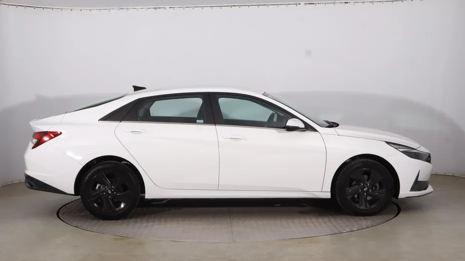 Hyundai Elantra -