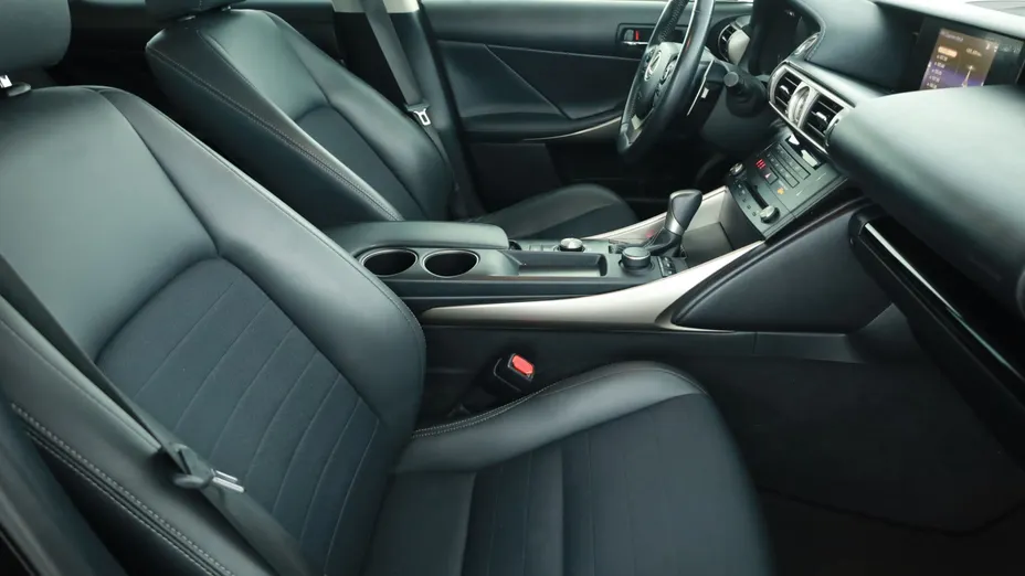 Lexus IS -