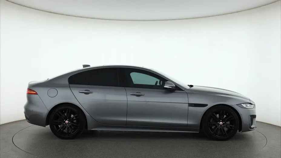Jaguar XE -