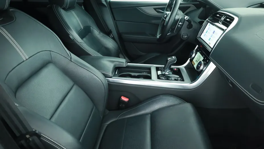 Jaguar XE -