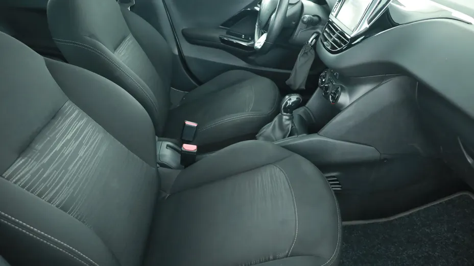Peugeot 208 -