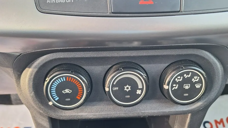 MITSUBISHI Lancer -