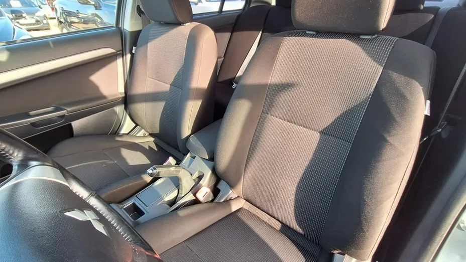 MITSUBISHI Lancer -