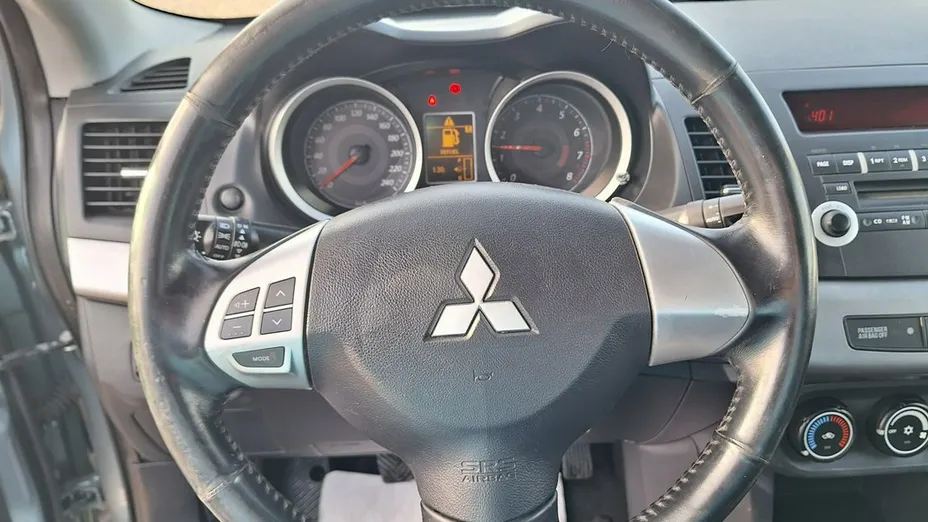 MITSUBISHI Lancer -