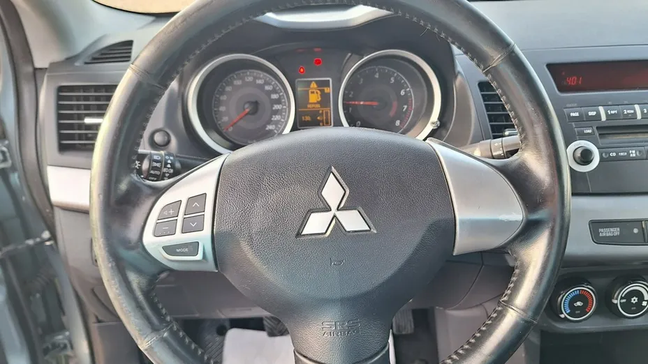 MITSUBISHI Lancer -