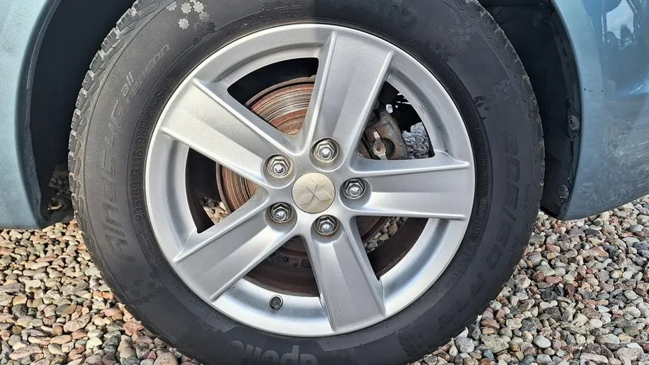 MITSUBISHI Lancer -