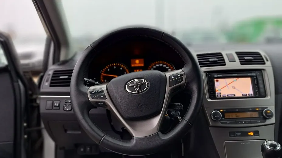 TOYOTA Avensis -