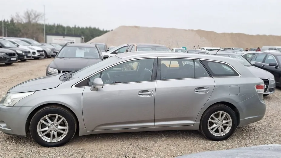 TOYOTA Avensis -