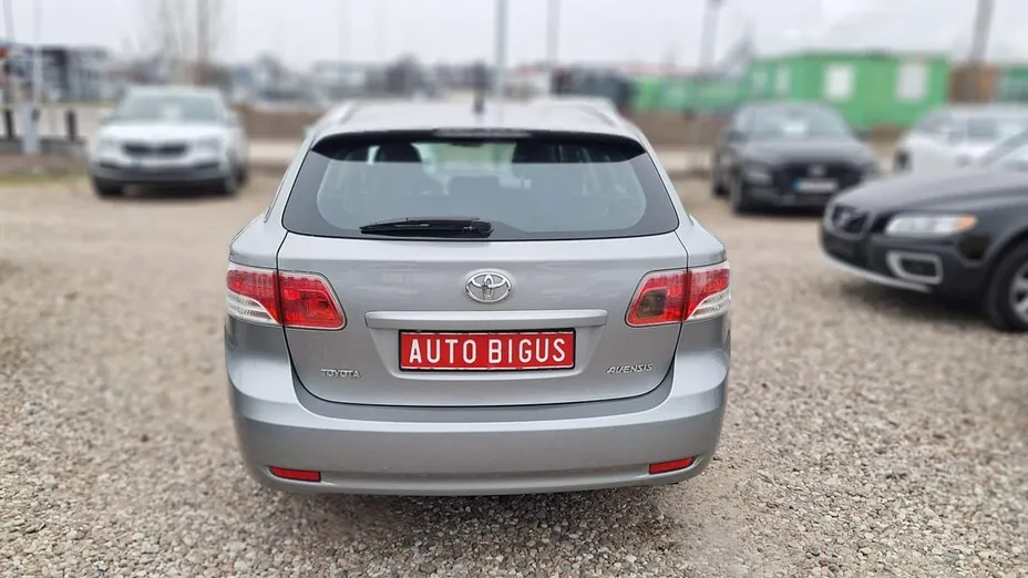 TOYOTA Avensis -