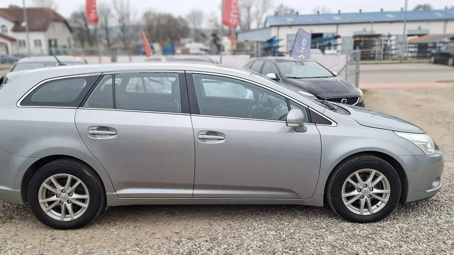 TOYOTA Avensis -