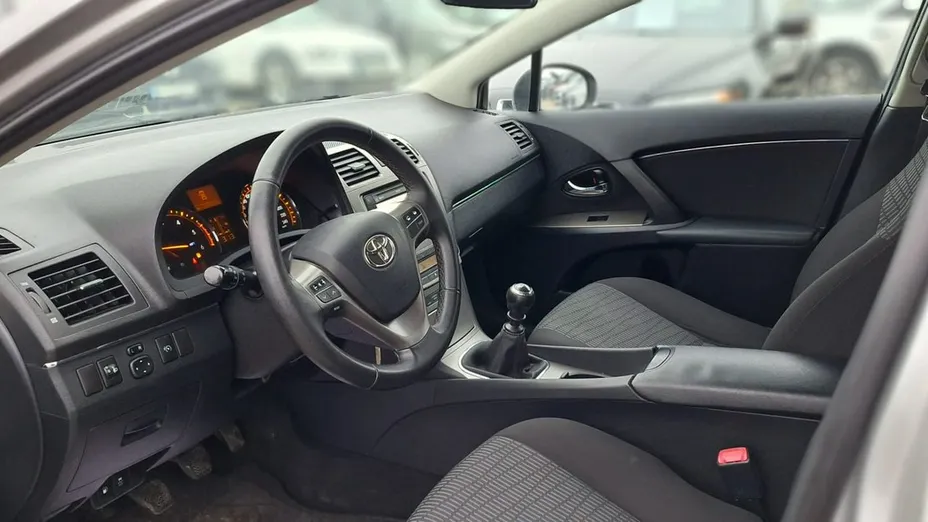 TOYOTA Avensis -