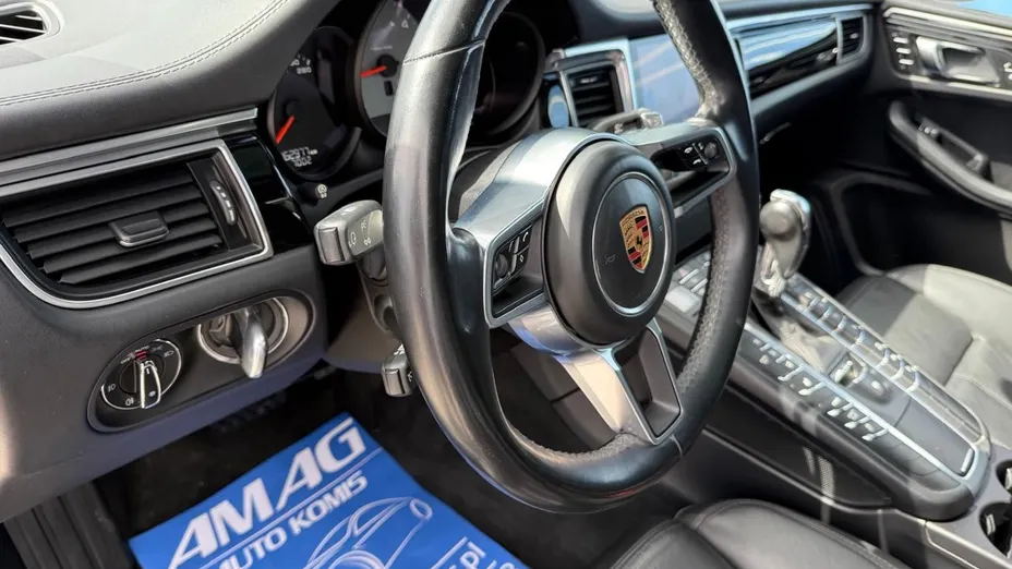 PORSCHE Macan -