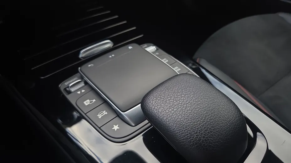 MERCEDES-BENZ CLA CLA 180 7G-DCT