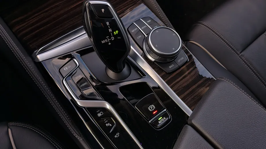 BMW Seria 5 530e xDrive Luxury Line aut