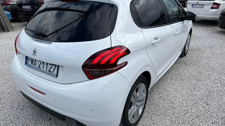 PEUGEOT 208 -