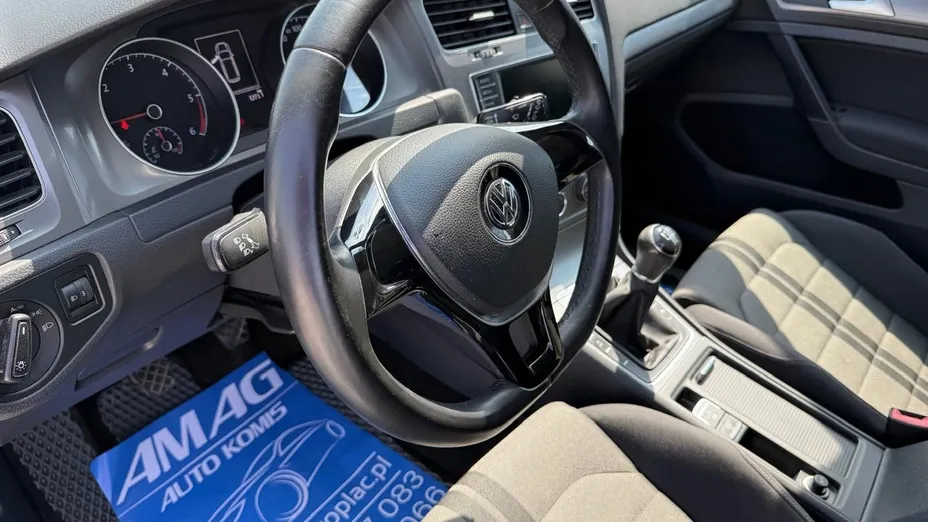 VOLKSWAGEN Golf -