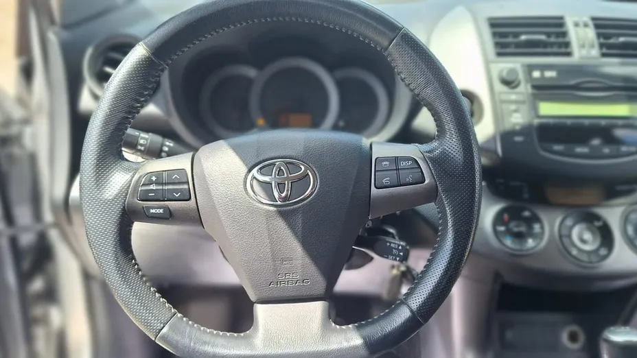 TOYOTA RAV4 -