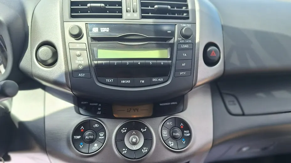 TOYOTA RAV4 -
