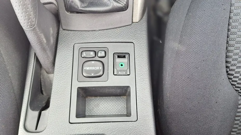 TOYOTA RAV4 -