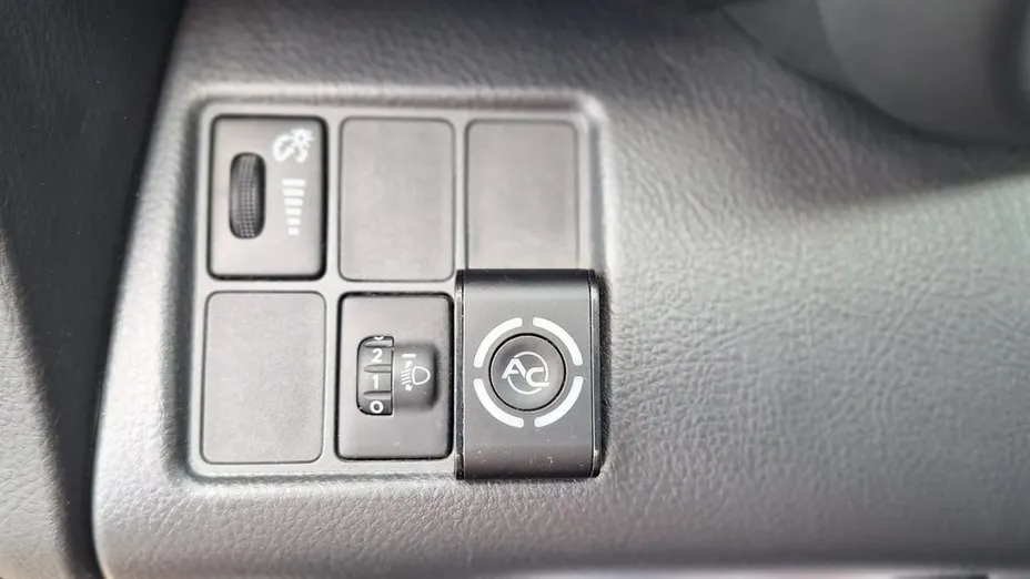 TOYOTA RAV4 -