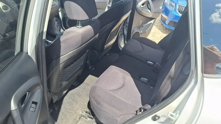 TOYOTA RAV4 -