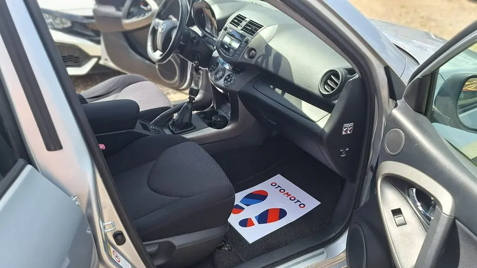 TOYOTA RAV4 -