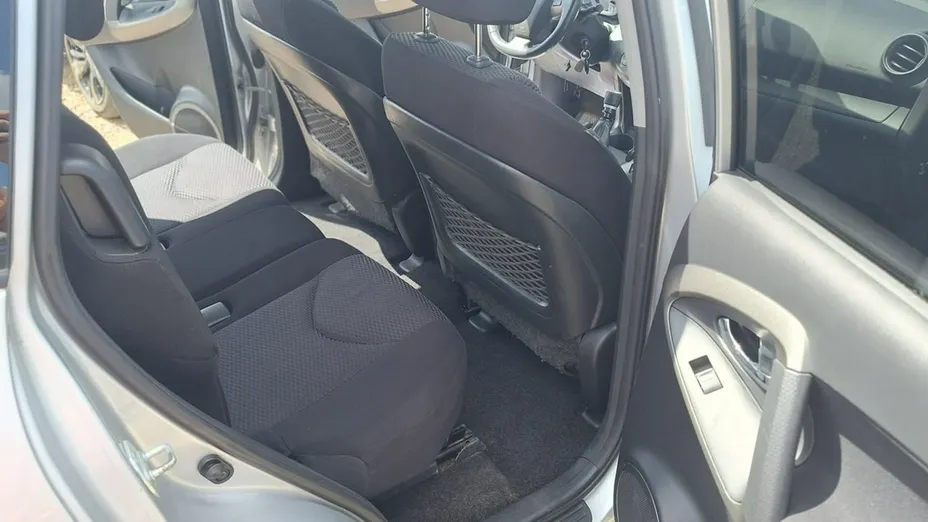 TOYOTA RAV4 -