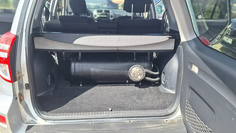 TOYOTA RAV4 -