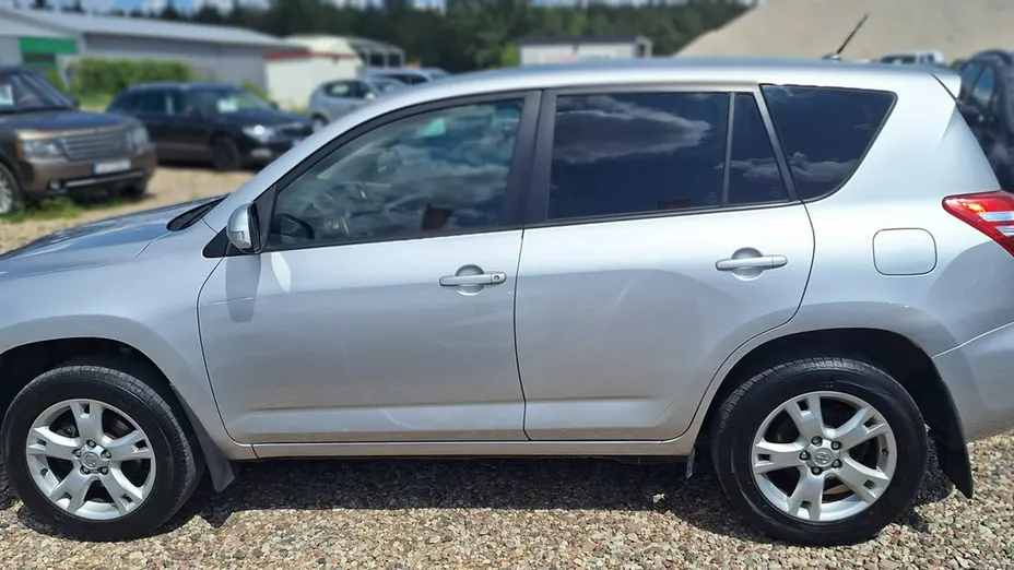 TOYOTA RAV4 -