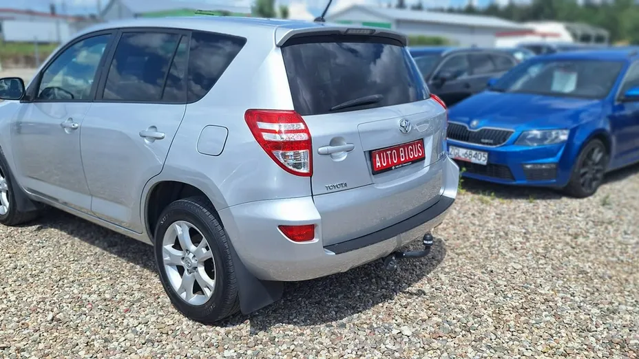 TOYOTA RAV4 -