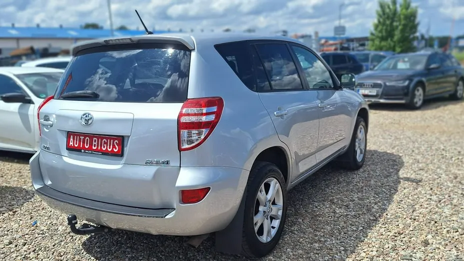 TOYOTA RAV4 -