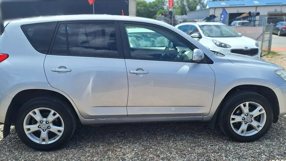 TOYOTA RAV4 -