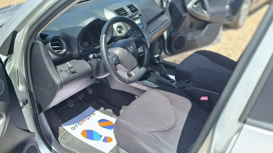 TOYOTA RAV4 -