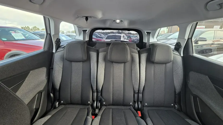 PEUGEOT 5008 -