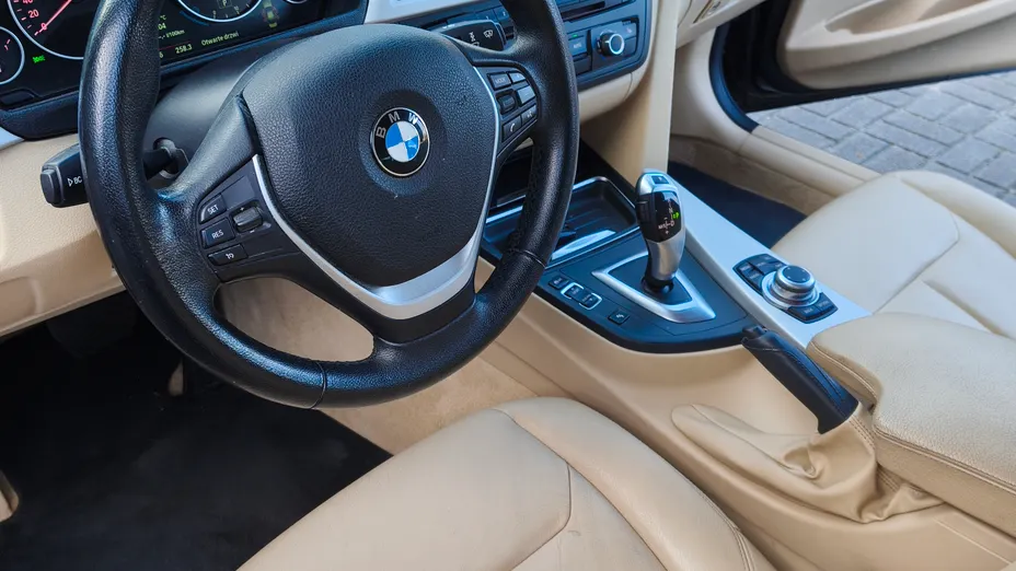 BMW Seria 3 320i aut