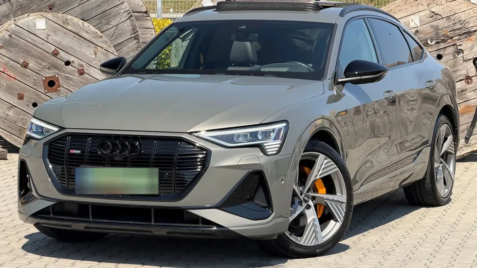 AUDI e-tron -