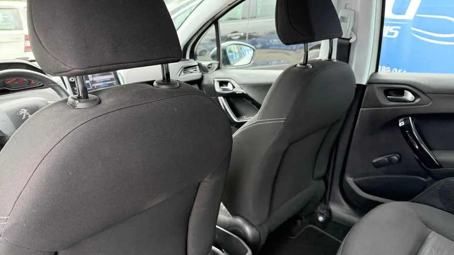 PEUGEOT 208 -