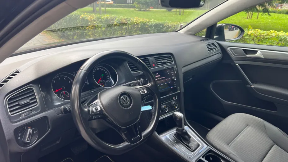 VOLKSWAGEN Golf -